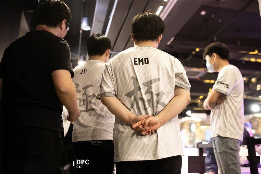 包含PSG轻取G2，Viper关键团战开团秒人焦点之战小组赛，留下经典瞬间的词条