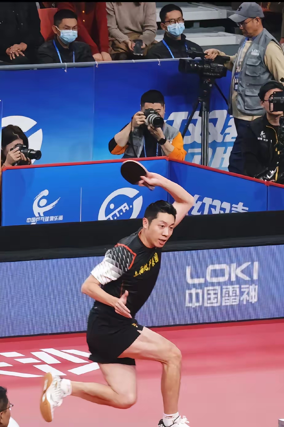 英国乒乓球队轻取日本乒乓球队，许昕高光表现的简单介绍