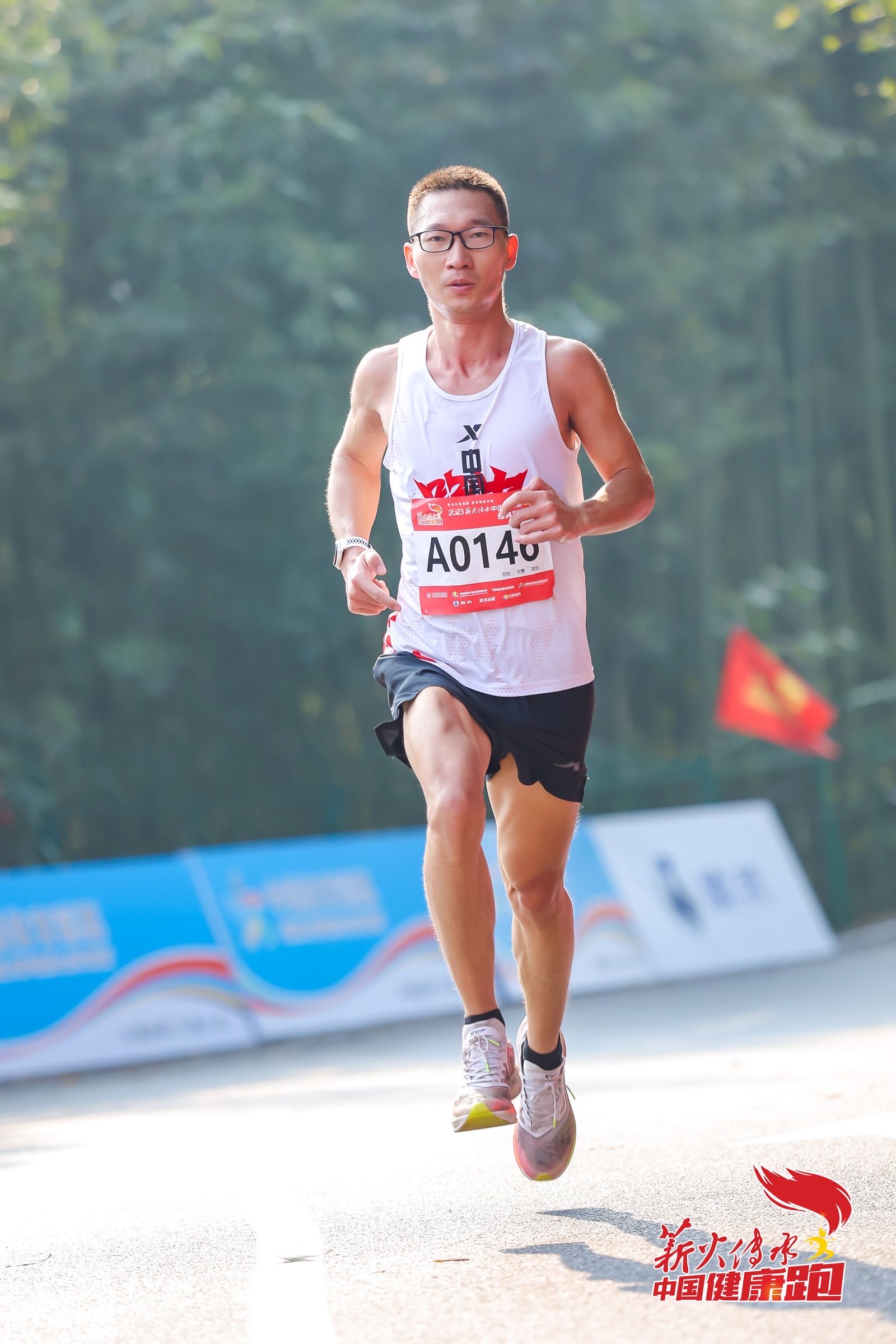 运动员在比赛中尽展风采，尽显实力